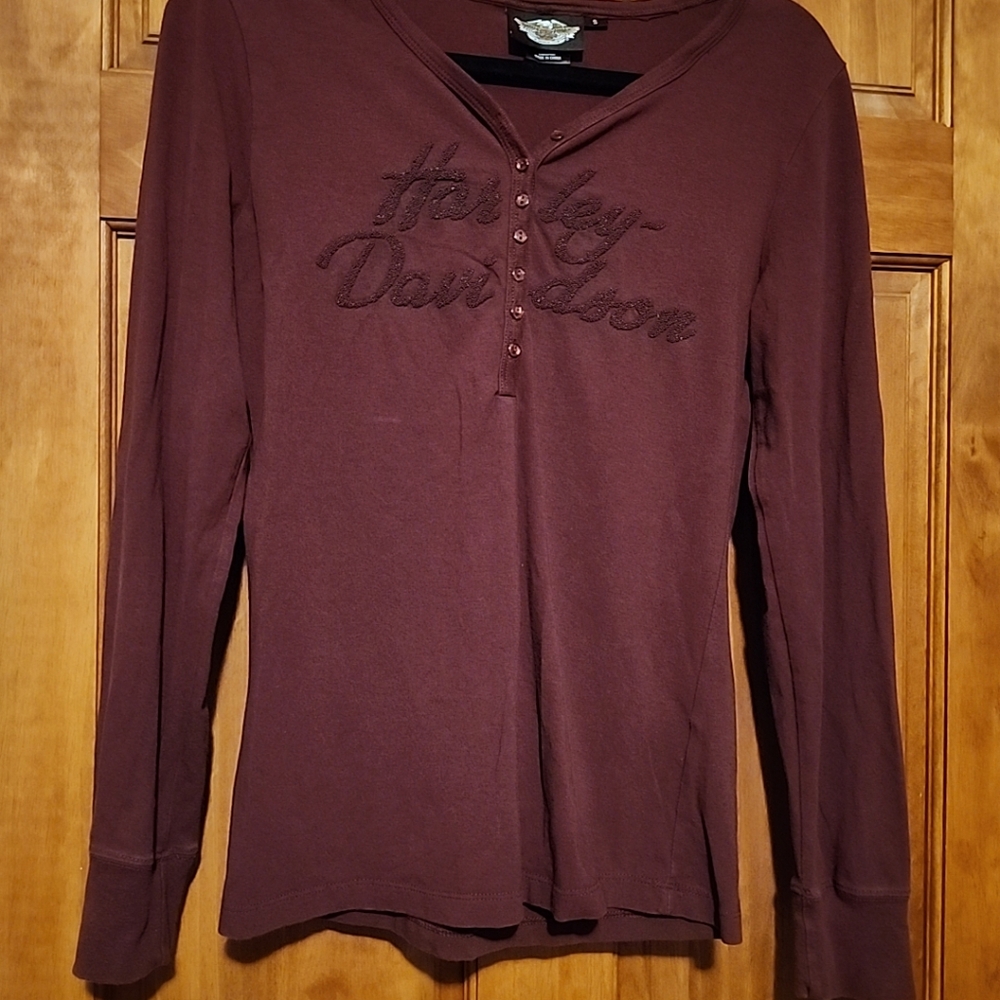 Harley Davidson Woman's Sz S Long Sleeve cotton maroon top, front beaded logo